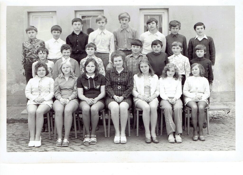 8. třída 1975 Foto z 9. třídy se bhužel nedochovalo